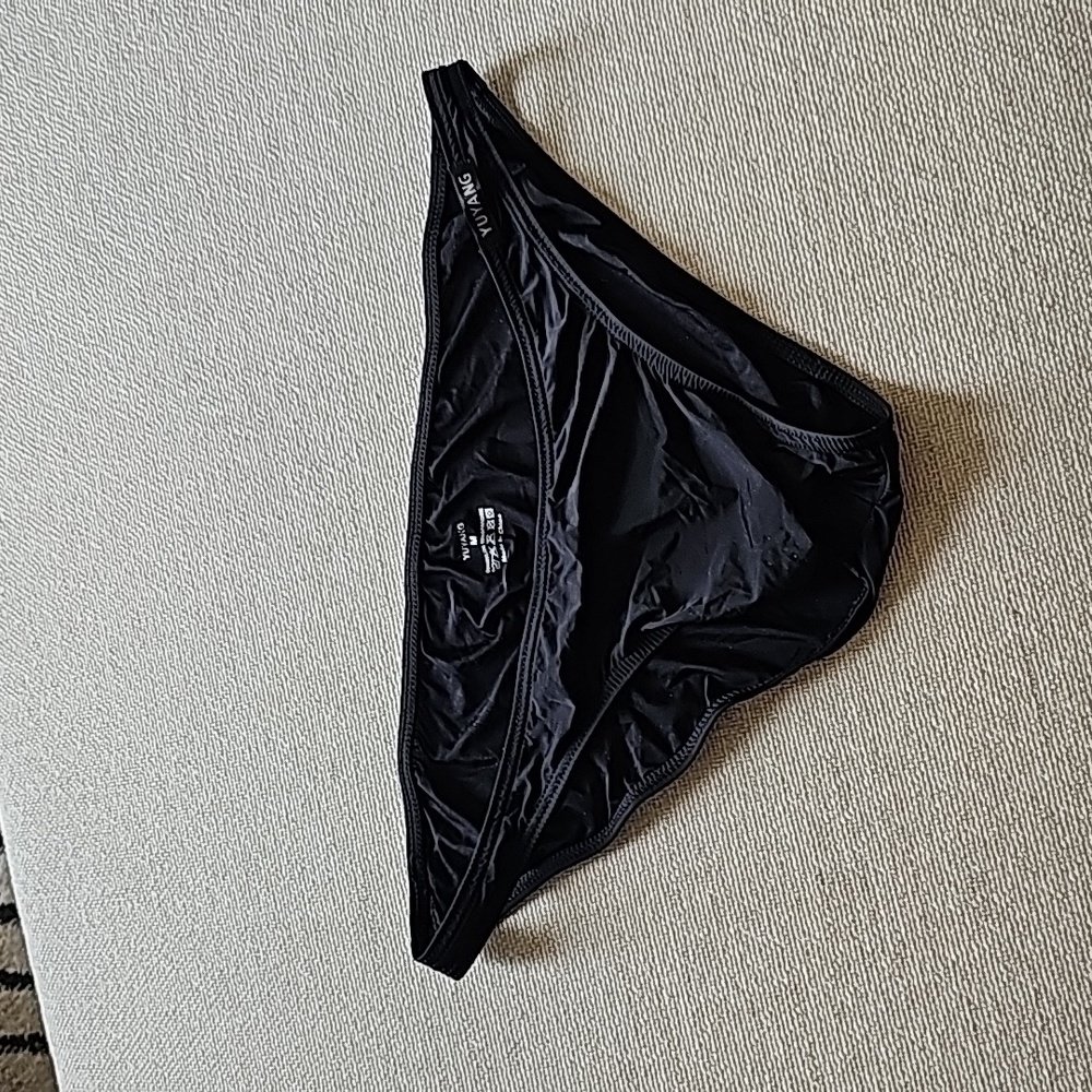 Black bikini - Picture 4 of 5
